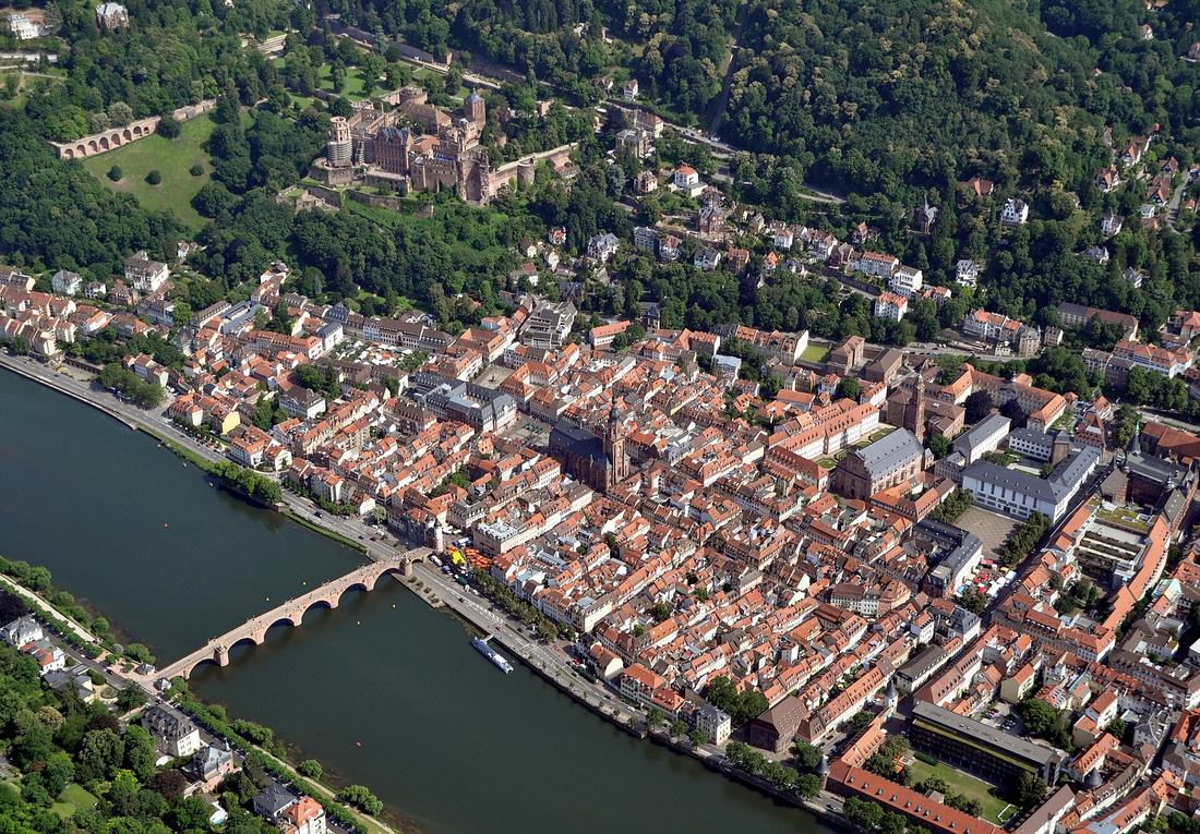 Heidelberger Altstadt und Schloss aus der Luft