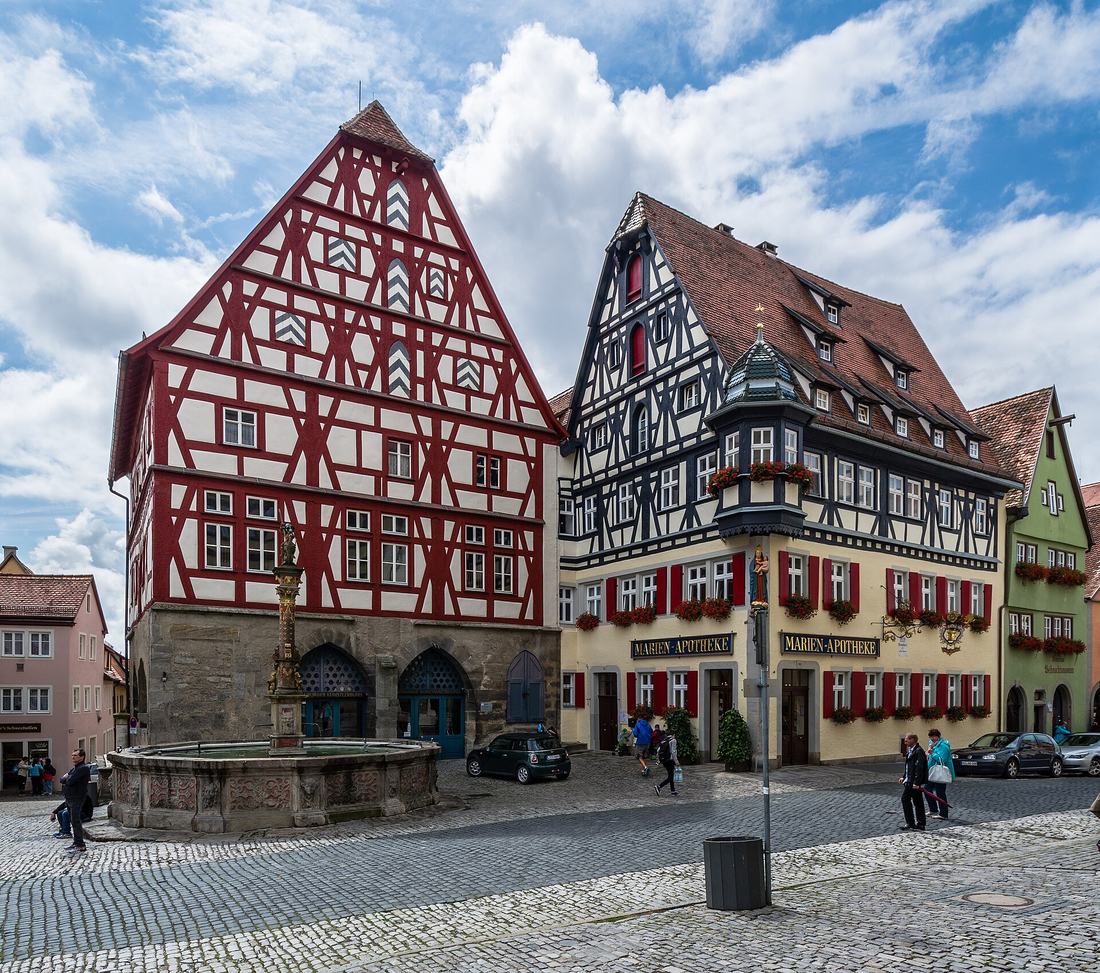 Brunnen und Fachwerkhäuser in Rothenburg ob der Tauber